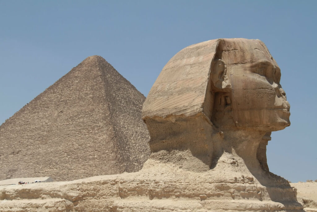 Sphinx et pyramide à Gizeh, Egypte